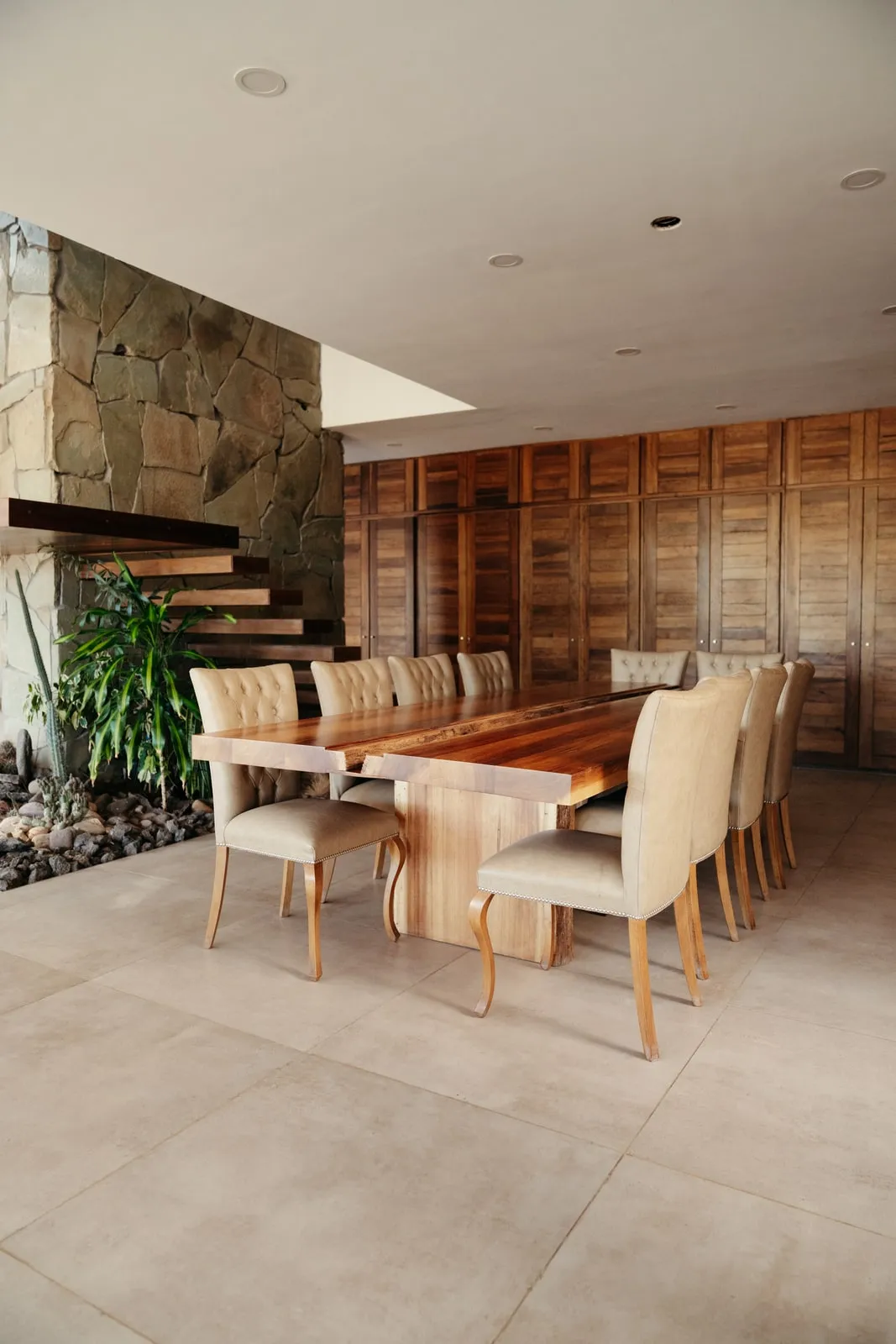 Comedor y biblioteca